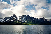 Le isole Lofoten Norvegia. L'Hurtigruten Midnatsol esce dal Raftsundet per entrare nelle acque pi ampie davanti a Svolvaer (Austvagoya). 